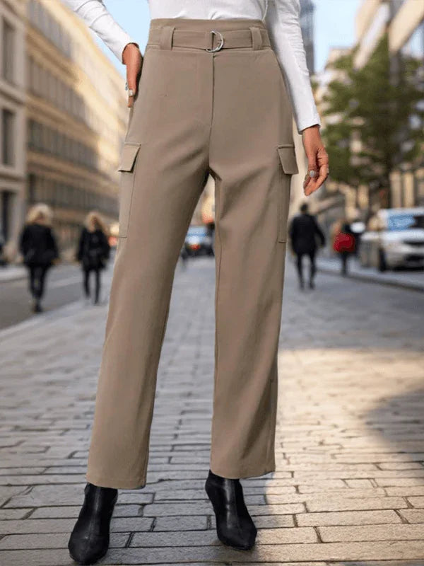 Woman wearing beige comfortable high-waisted pants with pockets on city street