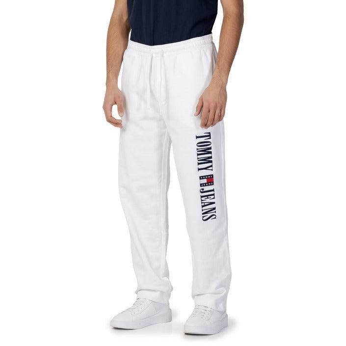 Man wearing white Tommy Jeans men's trousers with logo, casual fashion style